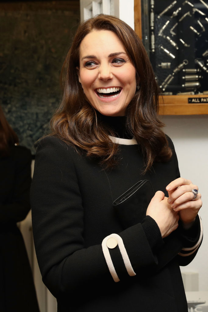 Total black: беременная Кейт Миддлтон восхищает безупречным стилем